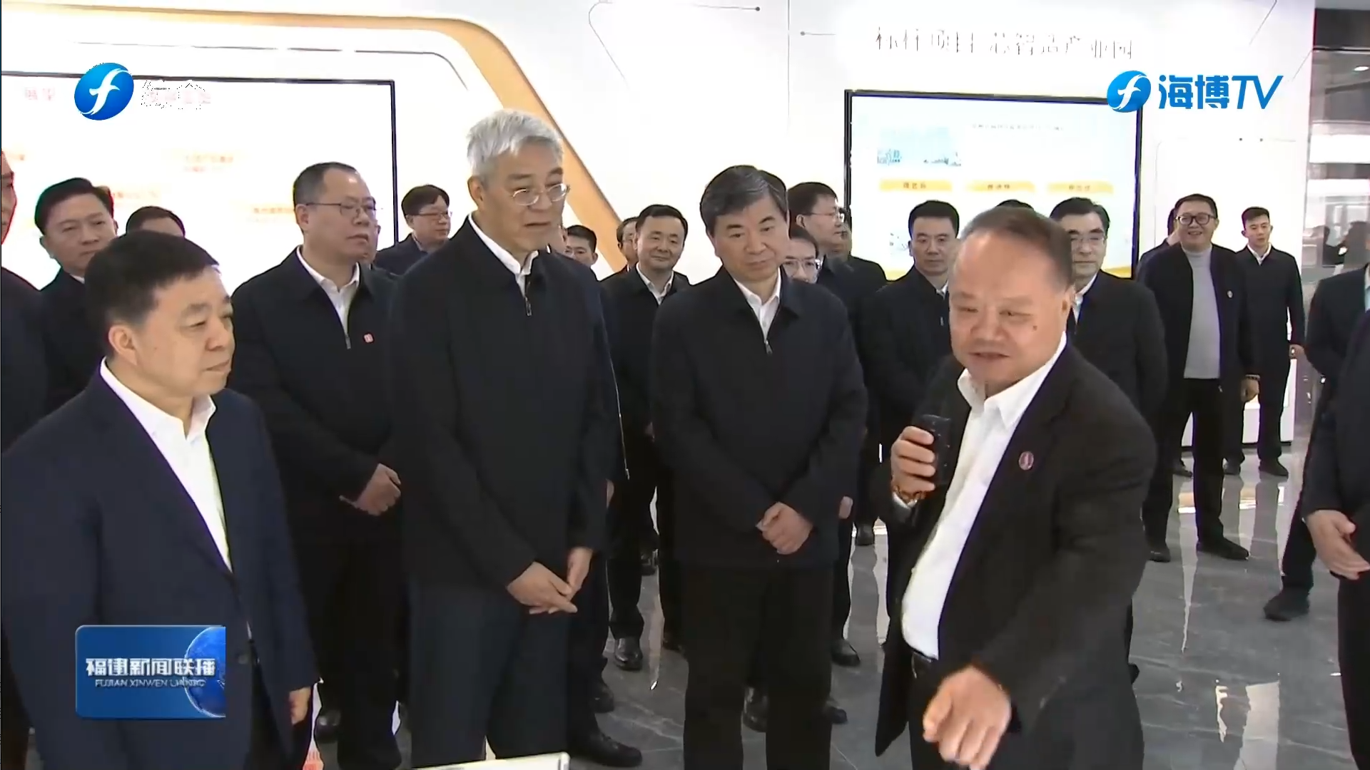 华清电子董事长向闽赣党政代表团介绍公司科技新产品